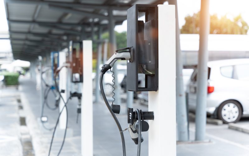 Brasil supera 21 mil eletropostos e facilita viagens de carros elétricos