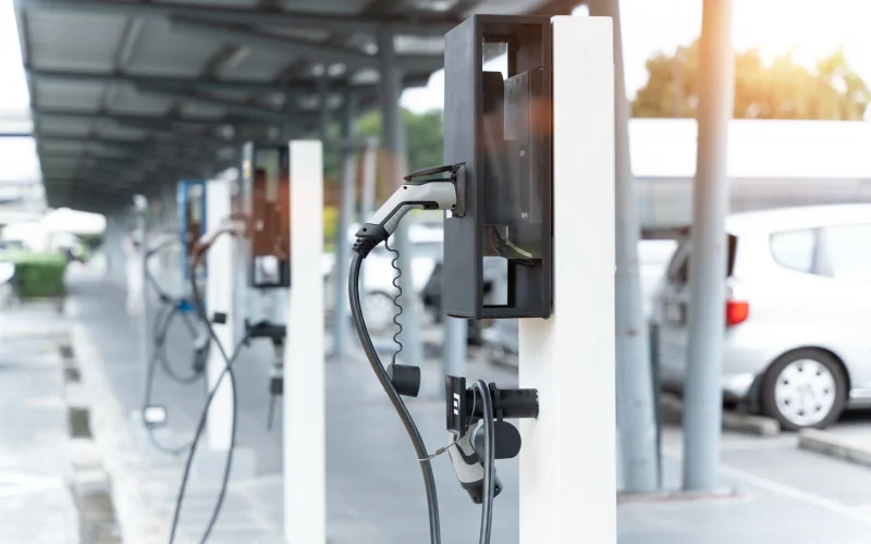 Brasil supera 21 mil eletropostos e facilita viagens de carros elétricos