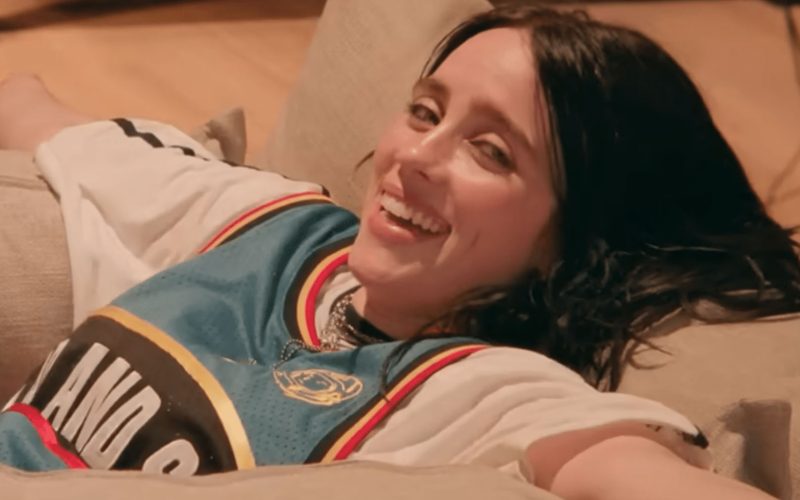 Filme 3D de Billie Eilish dirigido por James Cameron tem estreia adiada no Brasil
