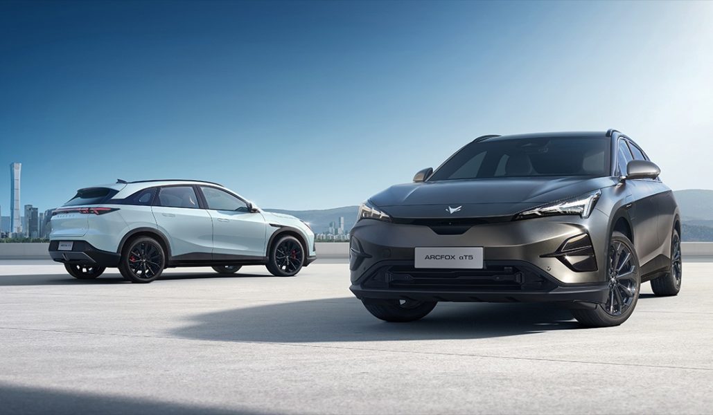 BAIC inicia operações no Brasil com os elétricos Arcfox T1 e T5 em evento