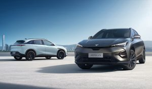 BAIC inicia operações no Brasil com os elétricos Arcfox T1 e T5 em evento