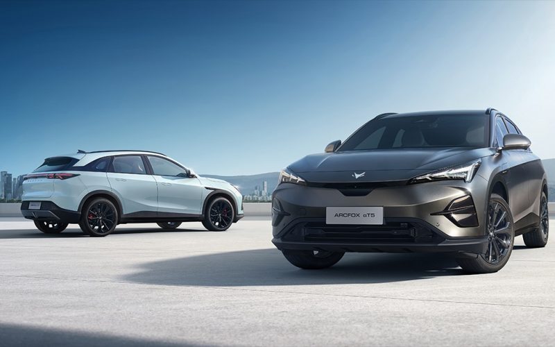 BAIC inicia operações no Brasil com os elétricos Arcfox T1 e T5 em evento