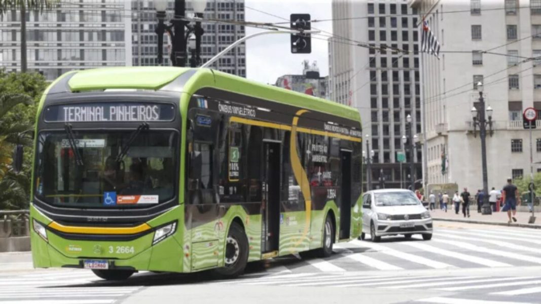 Crescimento de 89% nas vendas de ônibus elétricos no Brasil contrasta com queda de 15% nos caminhões elétricos