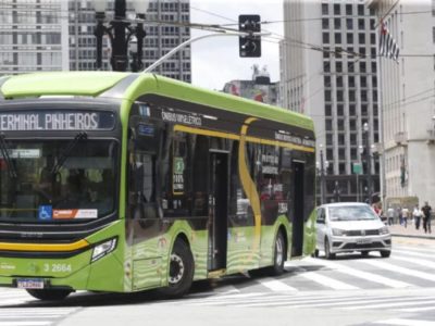 Crescimento de 89% nas vendas de ônibus elétricos no Brasil contrasta com queda de 15% nos caminhões elétricos