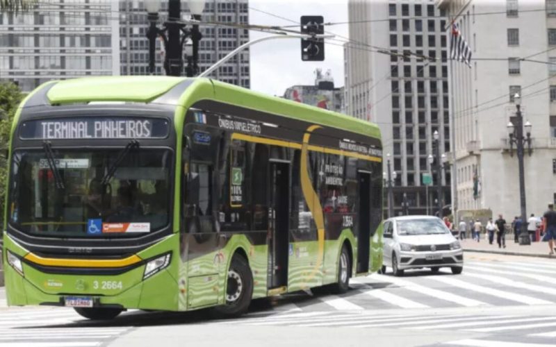 Crescimento de 89% nas vendas de ônibus elétricos no Brasil contrasta com queda de 15% nos caminhões elétricos