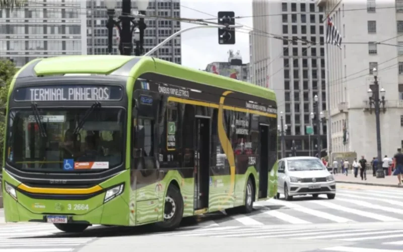 Crescimento de 89% nas vendas de ônibus elétricos no Brasil contrasta com queda de 15% nos caminhões elétricos