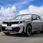 BMW iX3 50 xDrive tem desempenho elétrico de 0 a 100 km/h em 4,9 segundos