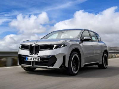 BMW iX3 50 xDrive tem desempenho elétrico de 0 a 100 km/h em 4,9 segundos