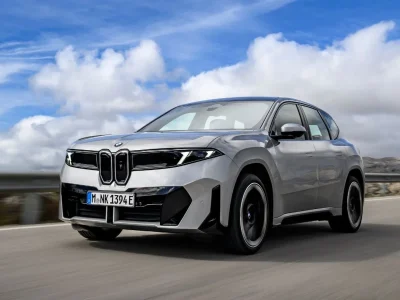 BMW iX3 50 xDrive tem desempenho elétrico de 0 a 100 km/h em 4,9 segundos