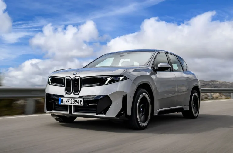 BMW iX3 50 xDrive tem desempenho elétrico de 0 a 100 km/h em 4,9 segundos