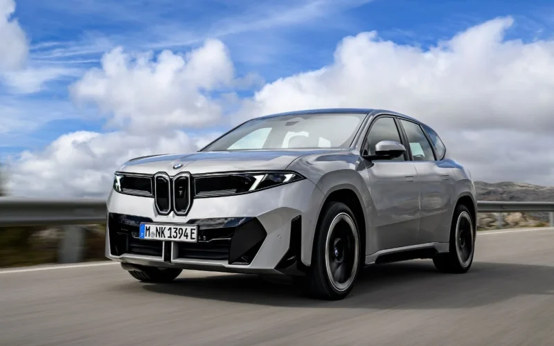 BMW iX3 50 xDrive tem desempenho elétrico de 0 a 100 km/h em 4,9 segundos