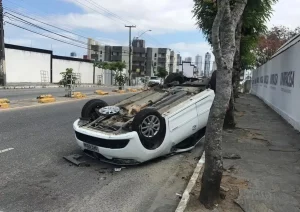 Aumente sua segurança: 6 passos essenciais após o capotamento do carro