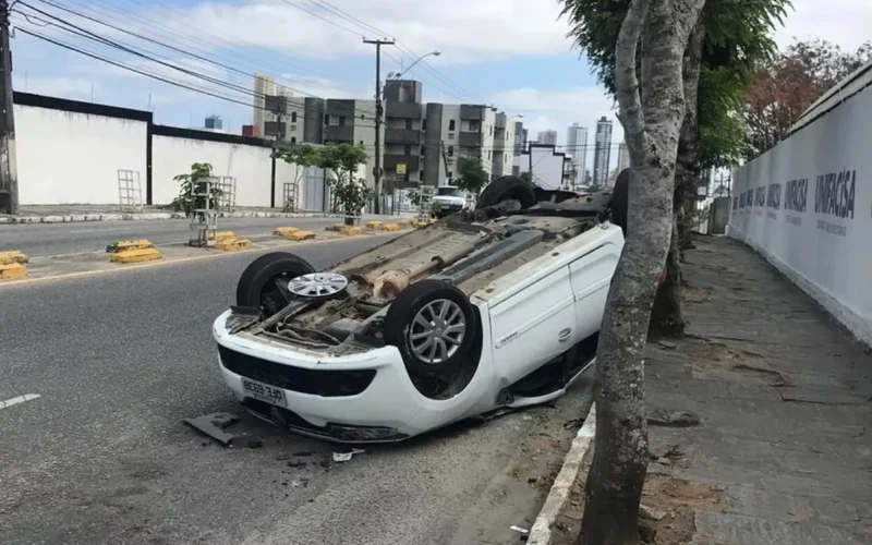Aumente sua segurança: 6 passos essenciais após o capotamento do carro