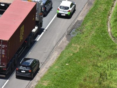 Parar no acostamento para atender ligação pode resultar em multa de R$ 1.467,35