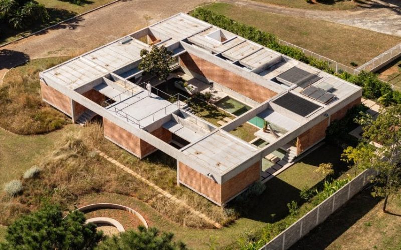 Casa em Brasília utiliza ventilação natural para harmonia com o ambiente