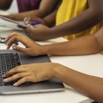 Publicidade digital atinge 55% de crianças e jovens no Brasil, alerta pesquisa