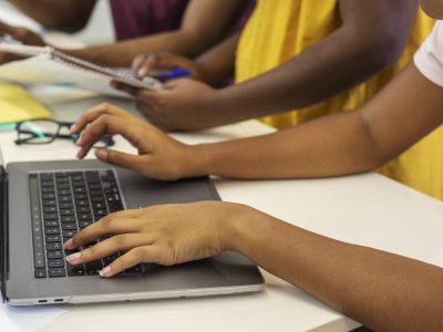 Publicidade digital atinge 55% de crianças e jovens no Brasil, alerta pesquisa