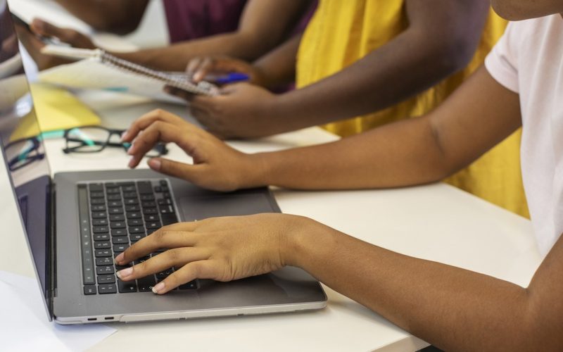 Publicidade digital atinge 55% de crianças e jovens no Brasil, alerta pesquisa