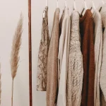 O impacto ambiental das roupas vai além da escolha entre fibras naturais e sintéticas