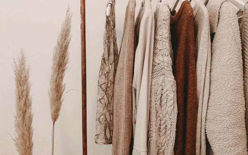 O impacto ambiental das roupas vai além da escolha entre fibras naturais e sintéticas