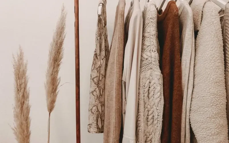 O impacto ambiental das roupas vai além da escolha entre fibras naturais e sintéticas