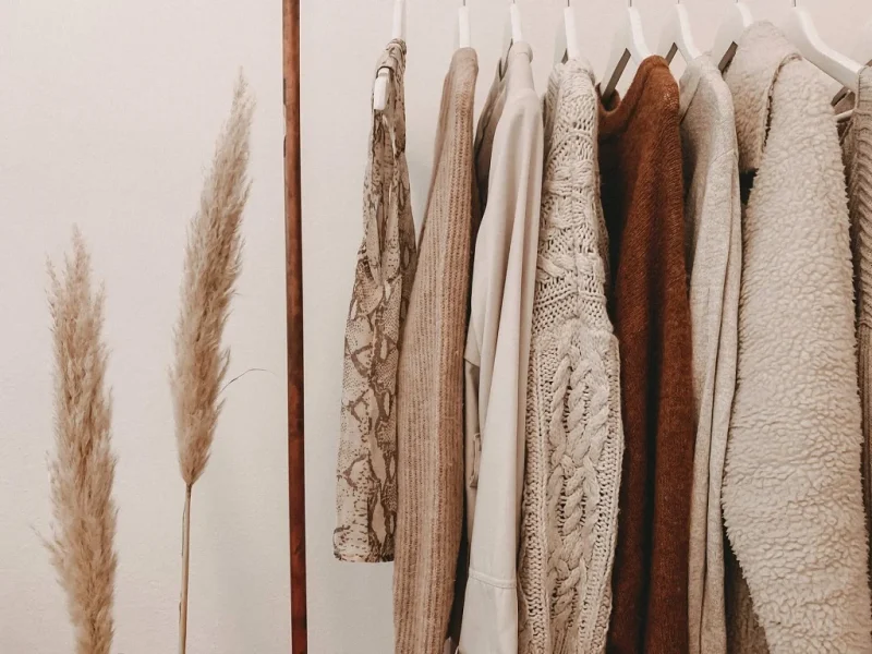 O impacto ambiental das roupas vai além da escolha entre fibras naturais e sintéticas