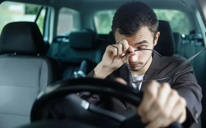 Dirigir cansado é tão arriscado quanto estar sob efeito de álcool