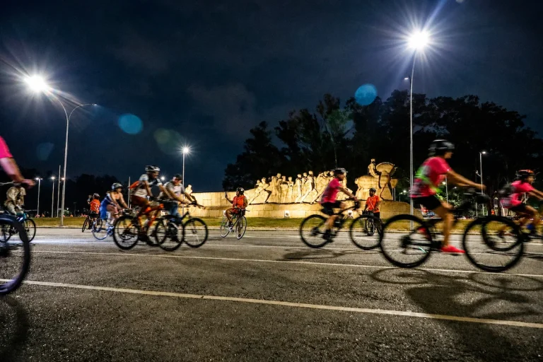 Pedalada Noturna em São Paulo promove mobilidade e inclusão para ciclistas