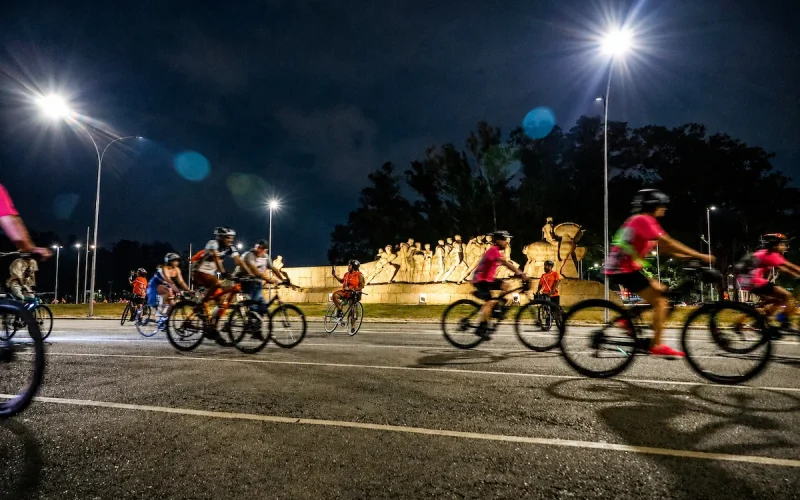Pedalada Noturna em São Paulo promove mobilidade e inclusão para ciclistas