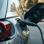 Carregar carro elétrico na tomada comum pode causar incêndios e danos