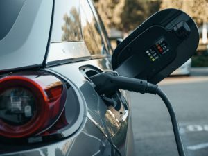 Carregar carro elétrico na tomada comum pode causar incêndios e danos
