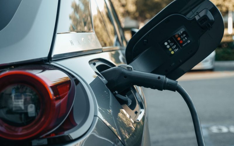 Carregar carro elétrico na tomada comum pode causar incêndios e danos