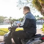Uso de fones de ouvido na condução pode gerar multa de R$ 130,16