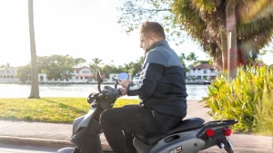 Uso de fones de ouvido na condução pode gerar multa de R$ 130,16
