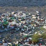 Tecnologia de bolhas promete barrar plástico nos rios antes de chegar ao mar