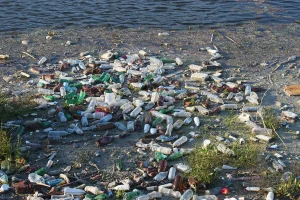 Tecnologia de bolhas promete barrar plástico nos rios antes de chegar ao mar