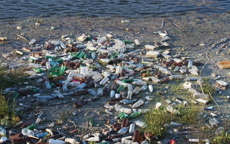 Tecnologia de bolhas promete barrar plástico nos rios antes de chegar ao mar