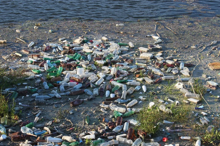Tecnologia de bolhas promete barrar plástico nos rios antes de chegar ao mar