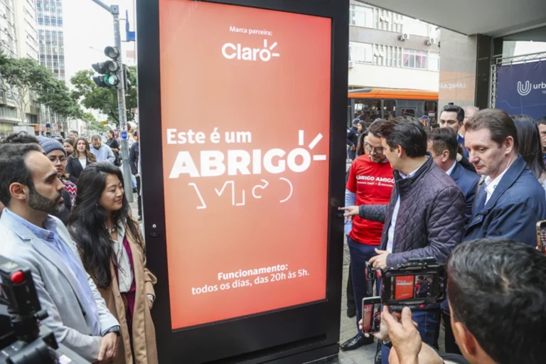 Iniciativa Abrigo Amigo transforma pontos de ônibus em espaços seguros