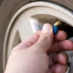 A falta da tampa da válvula do pneu não gera multa, mas é importante substituir