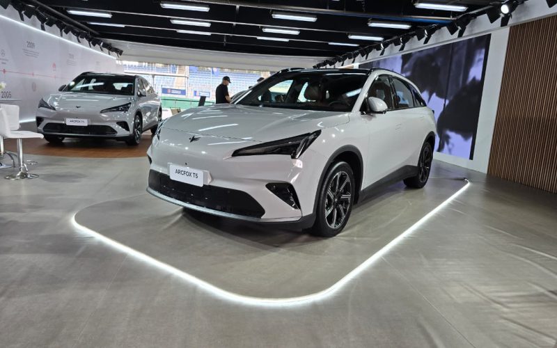 BAIC lança SUVs elétricos Arcfox T1 e T5 no Brasil a partir de novembro