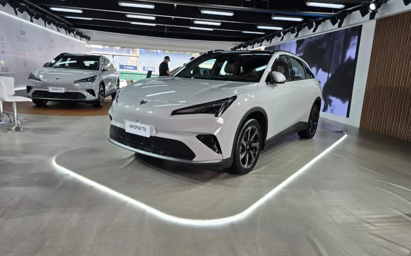 BAIC lança SUVs elétricos Arcfox T1 e T5 no Brasil a partir de novembro