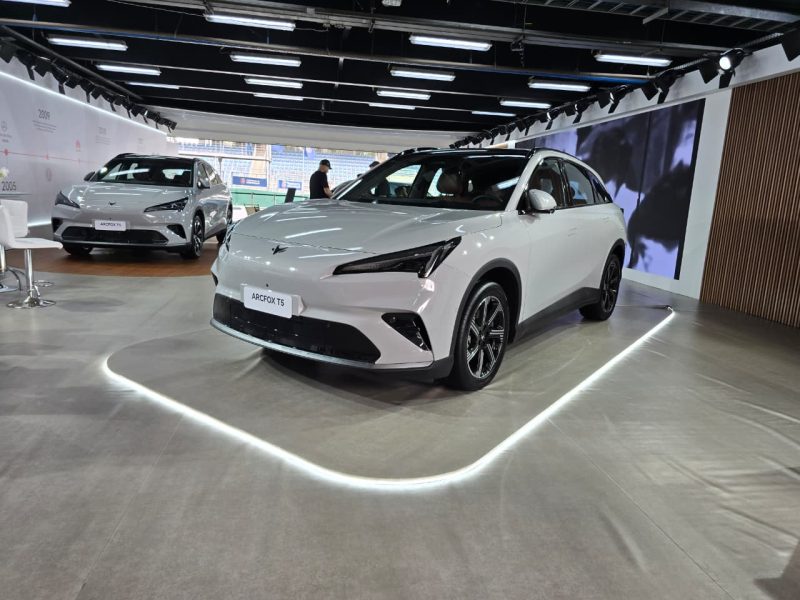 BAIC lança SUVs elétricos Arcfox T1 e T5 no Brasil a partir de novembro