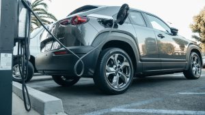 Exigências do governo chinês podem tornar carros elétricos mais acessíveis no Brasil