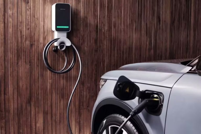 Vale a pena comprar um carro elétrico sem carregador residencial? Entenda as opções.