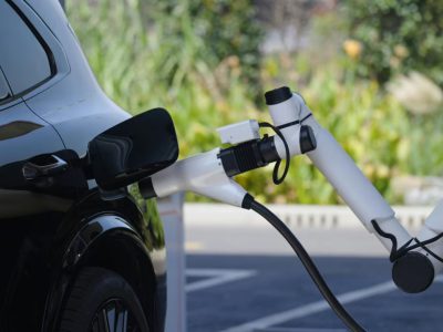 Geely apresenta sistema de recarga ultrarrápida que carrega elétricos em 4 minutos