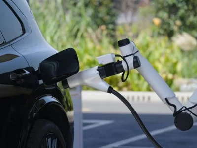 Geely apresenta sistema de recarga ultrarrápida que carrega elétricos em 4 minutos