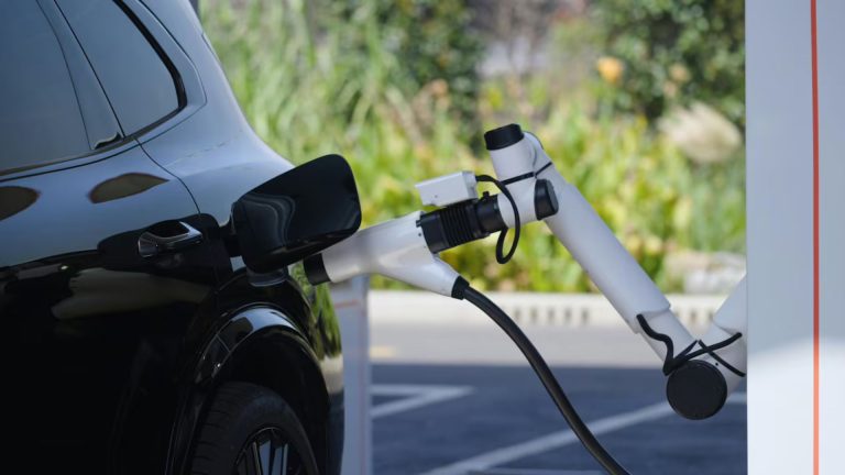 Geely apresenta sistema de recarga ultrarrápida que carrega elétricos em 4 minutos