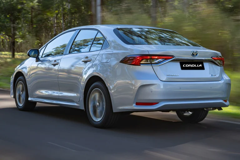 Carros elétricos superam sedãs em vendas, sinalizando sua queda no Brasil