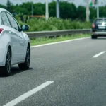 Multa por não dar passagem na faixa da esquerda, mesmo com velocidade permitida